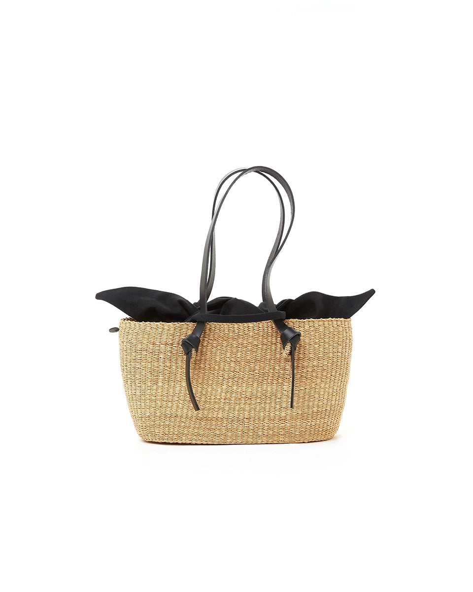 Mała, ręcznie wykonana torebka koszyk ZORRO - NATURAL x BLACK HDL x BLACK COTTON francuskiej marki Muun. Posiada trapezowy kształt, dwie mocne, skórzane rączki do wygodnego trzymania w dłoni i zawieszenia na ramieniu. Wewnątrz koszyka znajduje się wiązana, wyciągana bawełniana, czarna torebka