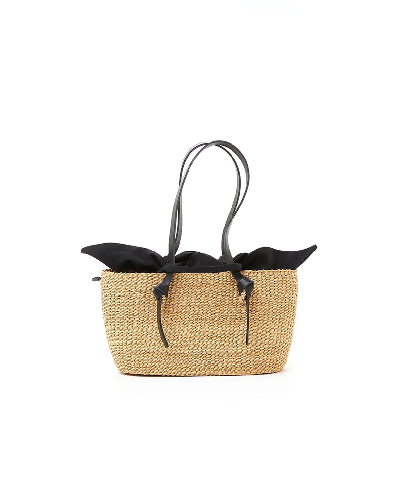 Mała, ręcznie wykonana torebka koszyk ZORRO - NATURAL x BLACK HDL x BLACK COTTON francuskiej marki Muun. Posiada trapezowy kształt, dwie mocne, skórzane rączki do wygodnego trzymania w dłoni i zawieszenia na ramieniu. Wewnątrz koszyka znajduje się wiązana, wyciągana bawełniana, czarna torebka