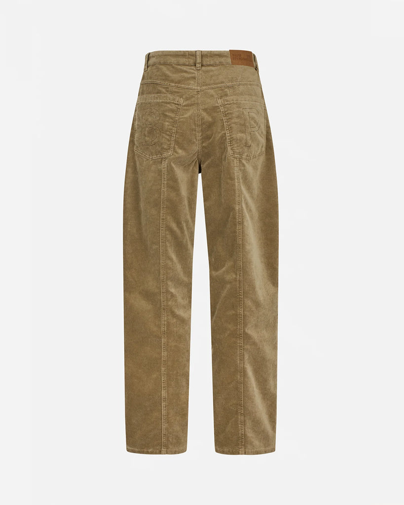 Luźne spodnie Nara Savannah Tan z wysokim stanem, szerokimi nogawkami oraz widocznymi z przodu, i z tyłu szwami. Zapinane na zamek błyskawiczny i guzik. Posiadają kieszenie. Wykonane z miękkiego, elastycznego sztruksu.&nbsp;