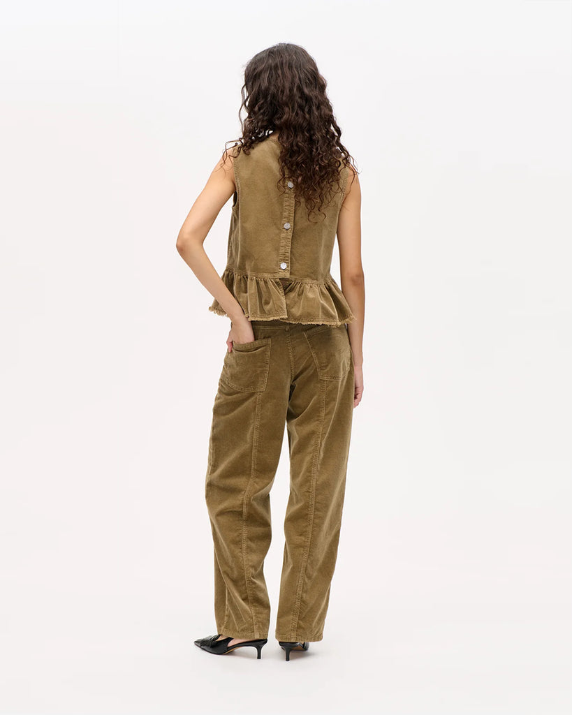 Luźne spodnie Nara Savannah Tan z wysokim stanem, szerokimi nogawkami oraz widocznymi z przodu, i z tyłu szwami. Zapinane na zamek błyskawiczny i guzik. Posiadają kieszenie. Wykonane z miękkiego, elastycznego sztruksu.&nbsp;