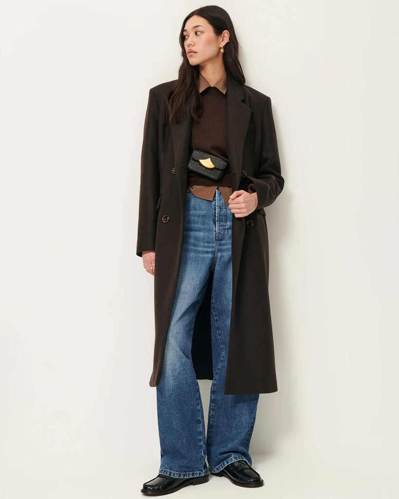 Długi, prosty, dwurzędowy płaszcz NARA Teck francuskiej marki Sessun wykonany z wełnianej tkaniny z dwukolorową przędzą o melanżowym wykończeniu. Ma usztywnione ramiona, dwie kieszenie wpuszczane patkami z przodu i rozcięcie z tyłu. Zapięcie dwurzędowe.&nbsp;