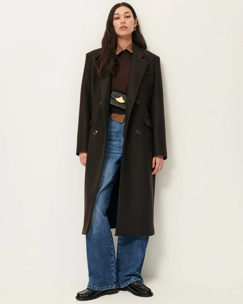 Długi, prosty, dwurzędowy płaszcz NARA Teck francuskiej marki Sessun wykonany z wełnianej tkaniny z dwukolorową przędzą o melanżowym wykończeniu. Ma usztywnione ramiona, dwie kieszenie wpuszczane patkami z przodu i rozcięcie z tyłu. Zapięcie dwurzędowe.&nbsp;