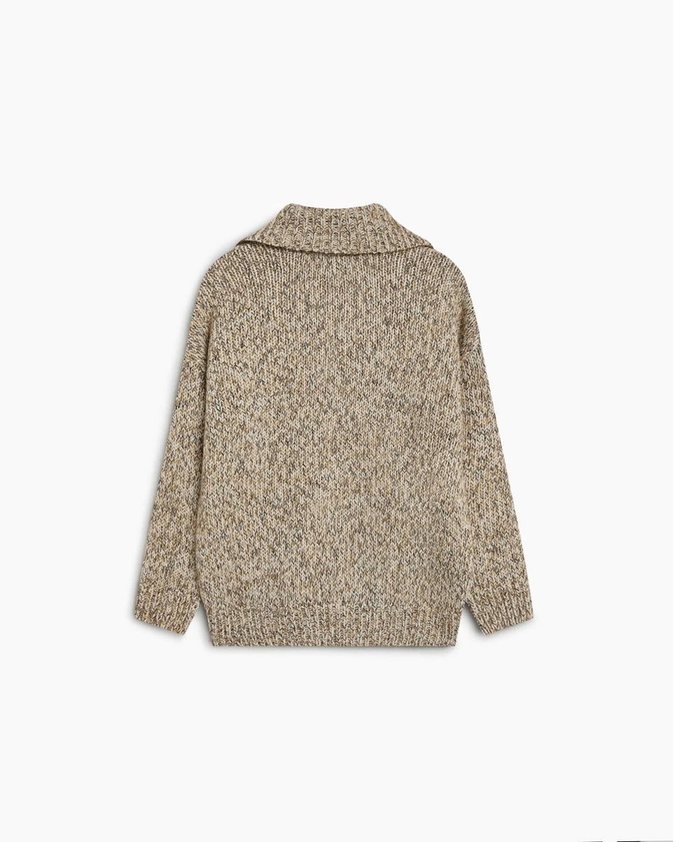 Ponadczasowy, dzianinowy sweter polo Naya Natura Wool Blend z miękkim kołnierzykiem polo zapinanym na guziki i obniżoną linią ramion. Wykonana z ciepłej mieszanki wełny, poliamidu z recyklingu i alpaki. Możesz go zestawić z eleganckimi spodniami, tworząc wyrafinowany codzienny look lub połączyć z jeansami i botkami, uzyskując swobodny, weekendowy zestaw.&nbsp;

-Kołnierzyk polo

-Obniżona linia ramion

-Mieszanka z wełną i alpaką