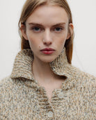 Ponadczasowy, dzianinowy sweter polo Naya Natura Wool Blend z miękkim kołnierzykiem polo zapinanym na guziki i obniżoną linią ramion. Wykonana z ciepłej mieszanki wełny, poliamidu z recyklingu i alpaki. Możesz go zestawić z eleganckimi spodniami, tworząc wyrafinowany codzienny look lub połączyć z jeansami i botkami, uzyskując swobodny, weekendowy zestaw.&nbsp;

-Kołnierzyk polo

-Obniżona linia ramion

-Mieszanka z wełną i alpaką