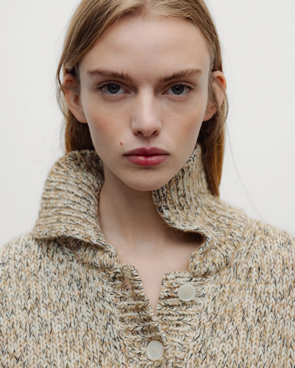 Ponadczasowy, dzianinowy sweter polo Naya Natura Wool Blend z miękkim kołnierzykiem polo zapinanym na guziki i obniżoną linią ramion. Wykonana z ciepłej mieszanki wełny, poliamidu z recyklingu i alpaki. Możesz go zestawić z eleganckimi spodniami, tworząc wyrafinowany codzienny look lub połączyć z jeansami i botkami, uzyskując swobodny, weekendowy zestaw.&nbsp;

-Kołnierzyk polo

-Obniżona linia ramion

-Mieszanka z wełną i alpaką