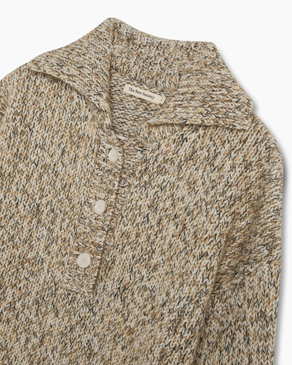 Ponadczasowy, dzianinowy sweter polo Naya Natura Wool Blend z miękkim kołnierzykiem polo zapinanym na guziki i obniżoną linią ramion. Wykonana z ciepłej mieszanki wełny, poliamidu z recyklingu i alpaki. Możesz go zestawić z eleganckimi spodniami, tworząc wyrafinowany codzienny look lub połączyć z jeansami i botkami, uzyskując swobodny, weekendowy zestaw.&nbsp;

-Kołnierzyk polo

-Obniżona linia ramion

-Mieszanka z wełną i alpaką