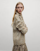 Ponadczasowy, dzianinowy sweter polo Naya Natura Wool Blend z miękkim kołnierzykiem polo zapinanym na guziki i obniżoną linią ramion. Wykonana z ciepłej mieszanki wełny, poliamidu z recyklingu i alpaki. Możesz go zestawić z eleganckimi spodniami, tworząc wyrafinowany codzienny look lub połączyć z jeansami i botkami, uzyskując swobodny, weekendowy zestaw.&nbsp;

-Kołnierzyk polo

-Obniżona linia ramion

-Mieszanka z wełną i alpaką