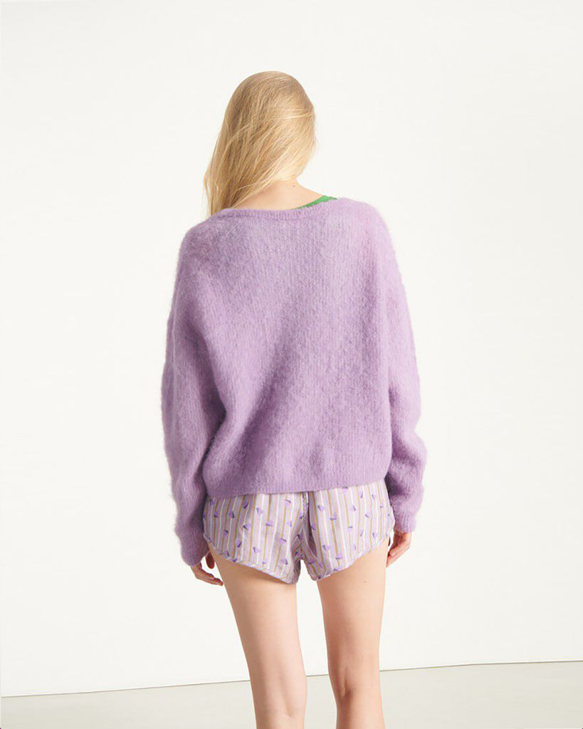 Oversizowy, miękki kardigan Nenybay Violet marki American Vintage z długim rękawem i dekoltem w serek. Zapinany na guziki. Posiada naszywkę z logo na piersi. Zakończony ściągaczami. Wykonany z lekkiej dzianiny z alpaką. Noś go samodzielnie lub połącz z innymi elementami garderoby, aby stworzyć warstwowy, codzienny look.&nbsp;