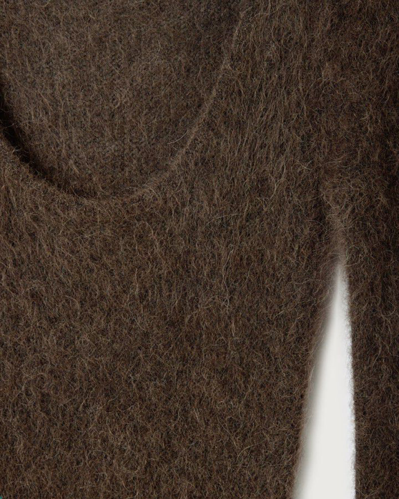 Długa, lekka sukienka NEN14 Nenybay Root marki American Vintage z długimi, rozszerzanymi rękawami i dekoltem w kształcie litery U. Ma dopasowany, lekko rozkloszowany u dołu krój i długość maxi, do połowy łydki. Wykonana z puszystej dzianiny z alpaką. Jest to ponadczasowy model, idealny zarówno na co dzień, jak i bardziej formalne okazje.&nbsp;