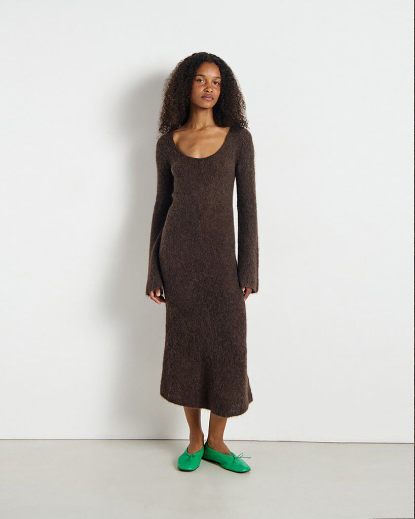 Długa, lekka sukienka NEN14 Nenybay Root marki American Vintage z długimi, rozszerzanymi rękawami i dekoltem w kształcie litery U. Ma dopasowany, lekko rozkloszowany u dołu krój i długość maxi, do połowy łydki. Wykonana z puszystej dzianiny z alpaką. Jest to ponadczasowy model, idealny zarówno na co dzień, jak i bardziej formalne okazje.&nbsp;