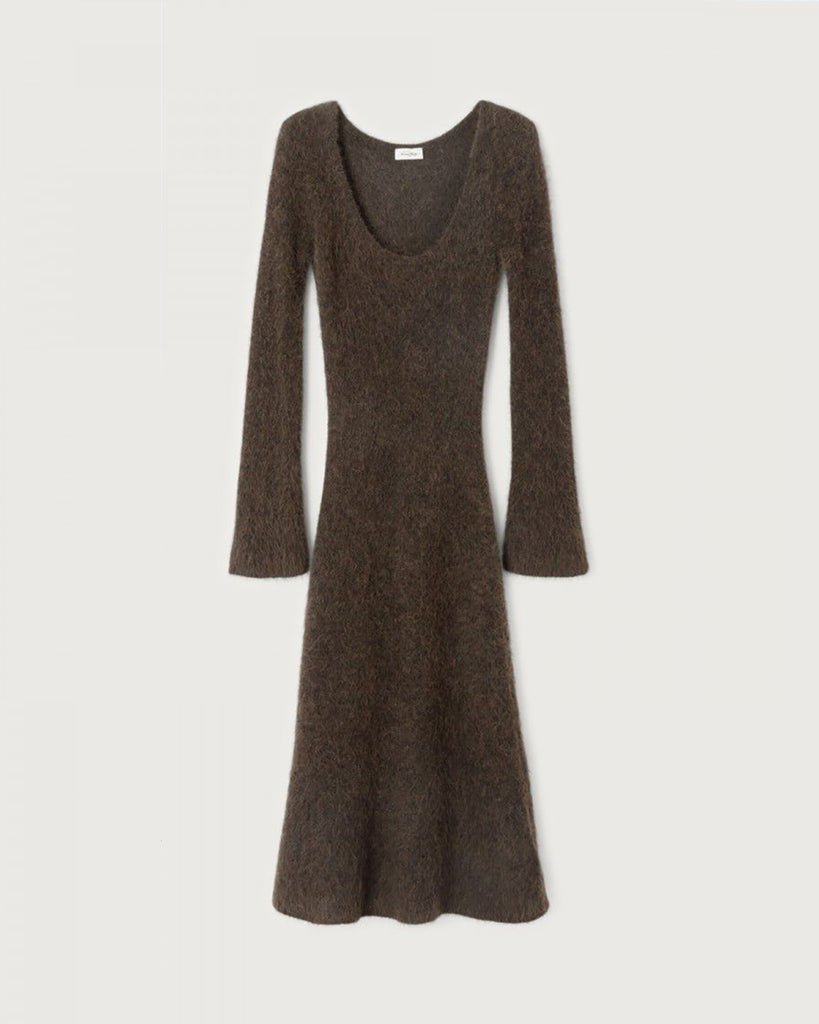 Długa, lekka sukienka NEN14 Nenybay Root marki American Vintage z długimi, rozszerzanymi rękawami i dekoltem w kształcie litery U. Ma dopasowany, lekko rozkloszowany u dołu krój i długość maxi, do połowy łydki. Wykonana z puszystej dzianiny z alpaką. Jest to ponadczasowy model, idealny zarówno na co dzień, jak i bardziej formalne okazje.&nbsp;