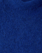 Gruby, luźny sweter Niby Blue Marl marki American Vintage z długim rękawem i golfem. Zakończony ściągaczami. Wykonany z ultraciepłej, miękkiej dzianiny z alpaką. Noś go z jeansami lub spódnicą, aby uzyskać swobodny look.&nbsp;
