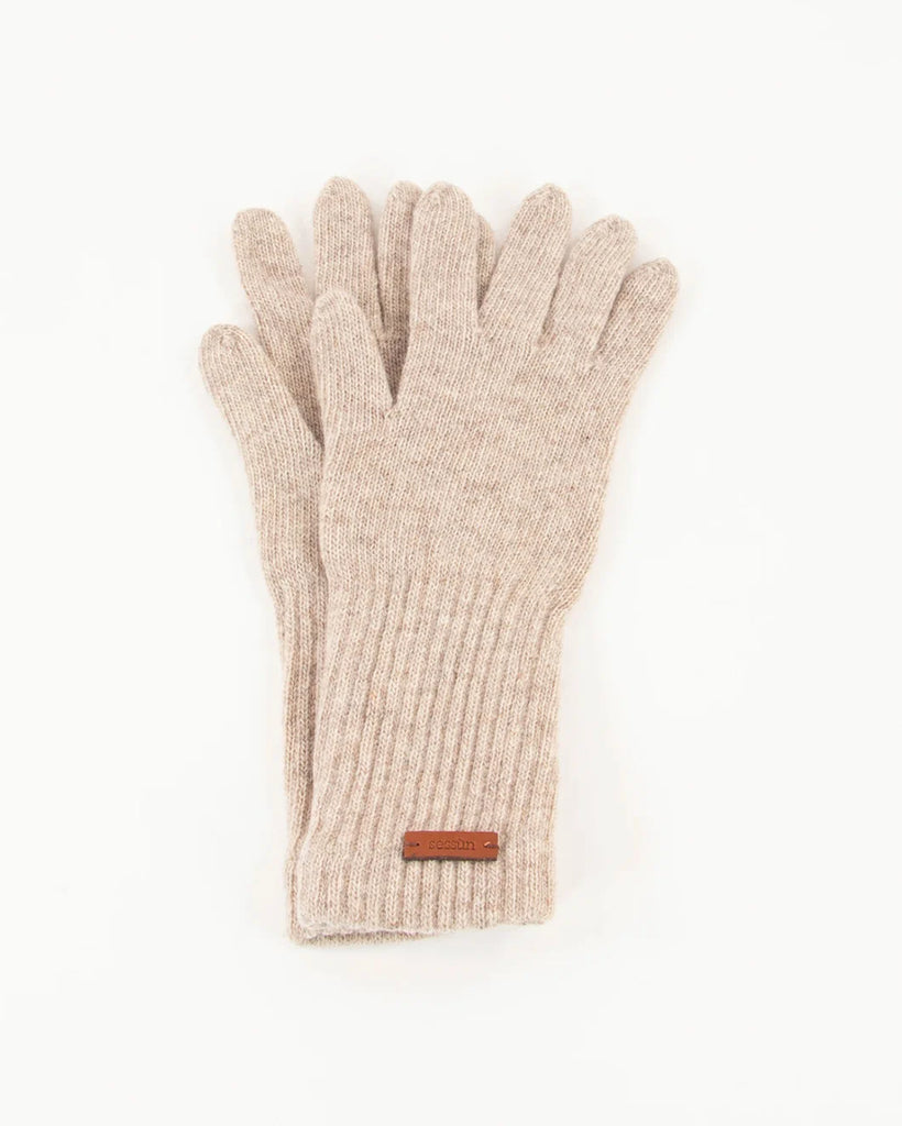 Beżowe, ciepłe rękawiczki Niels Sand marki Sessun. U dołu mają naszywkę z logo marki. Wykonane z wełny pochodzącej z recyklingu.&nbsp;