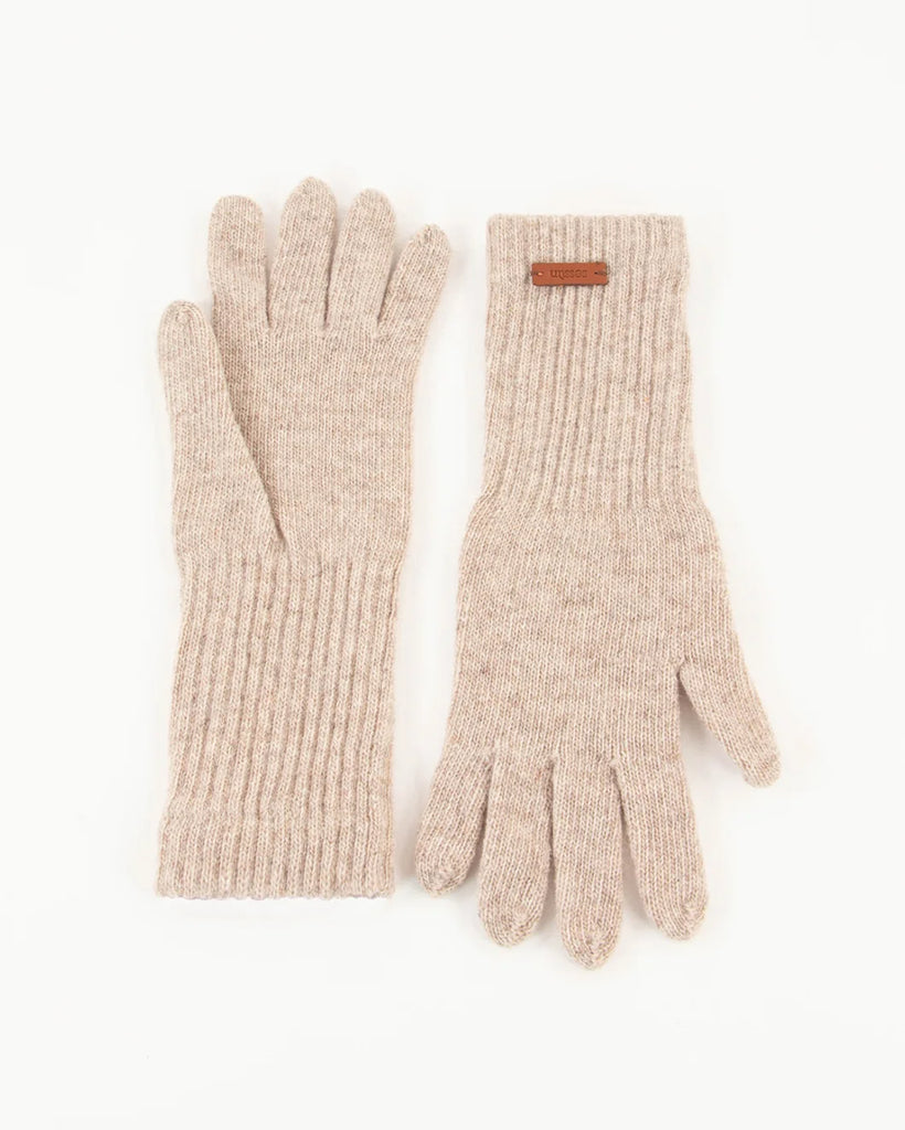 Beżowe, ciepłe rękawiczki Niels Sand marki Sessun. U dołu mają naszywkę z logo marki. Wykonane z wełny pochodzącej z recyklingu.&nbsp;