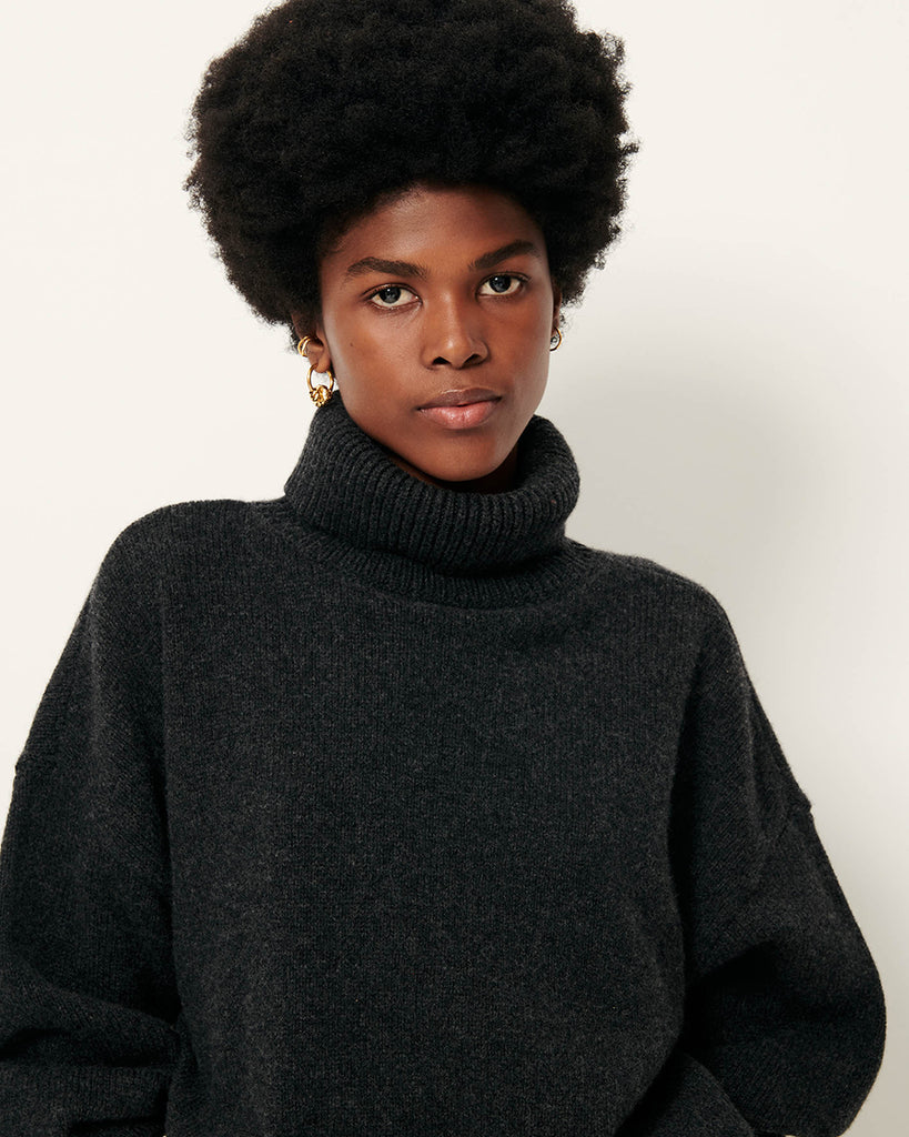 Klasyczny, luźny sweter Niko Carbonella w ciemnoszarym kolorze z golfem. Ma długie rękawy i obniżone ramiona. Wykonany z dzianiny z mieszanką wełny merino i kaszmiru. Zestaw go z klasycznymi spodniami lub spódnicą, aby stworzyć idealny jesienny look.