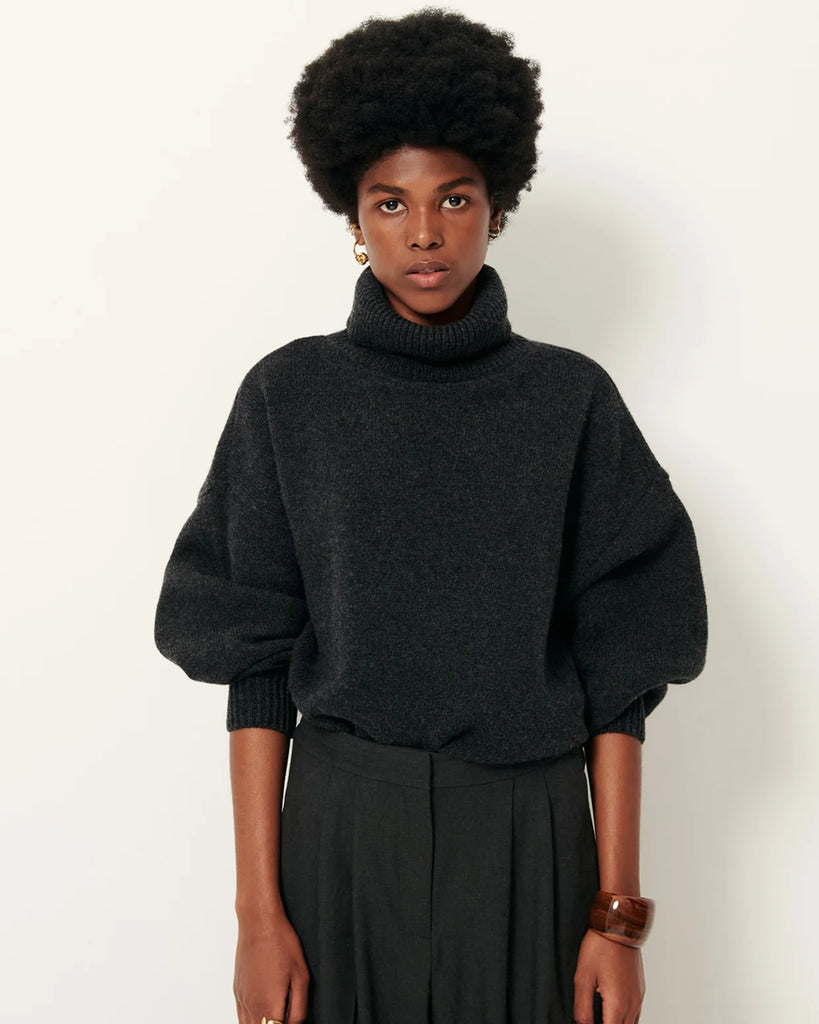 Klasyczny, luźny sweter Niko Carbonella w ciemnoszarym kolorze z golfem. Ma długie rękawy i obniżone ramiona. Wykonany z dzianiny z mieszanką wełny merino i kaszmiru. Zestaw go z klasycznymi spodniami lub spódnicą, aby stworzyć idealny jesienny look.