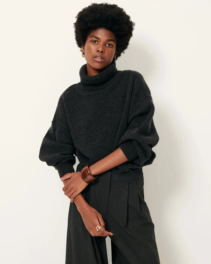 Klasyczny, luźny sweter Niko Carbonella w ciemnoszarym kolorze z golfem. Ma długie rękawy i obniżone ramiona. Wykonany z dzianiny z mieszanką wełny merino i kaszmiru. Zestaw go z klasycznymi spodniami lub spódnicą, aby stworzyć idealny jesienny look.