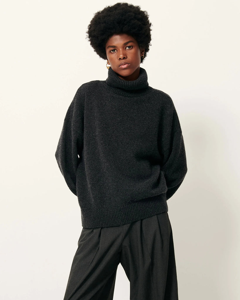 Klasyczny, luźny sweter Niko Carbonella w ciemnoszarym kolorze z golfem. Ma długie rękawy i obniżone ramiona. Wykonany z dzianiny z mieszanką wełny merino i kaszmiru. Zestaw go z klasycznymi spodniami lub spódnicą, aby stworzyć idealny jesienny look.