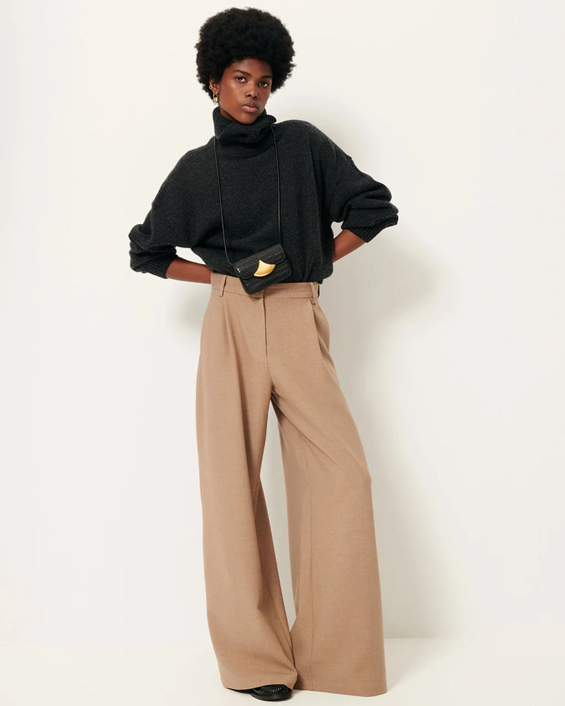 Klasyczny, luźny sweter Niko Carbonella w ciemnoszarym kolorze z golfem. Ma długie rękawy i obniżone ramiona. Wykonany z dzianiny z mieszanką wełny merino i kaszmiru. Zestaw go z klasycznymi spodniami lub spódnicą, aby stworzyć idealny jesienny look.