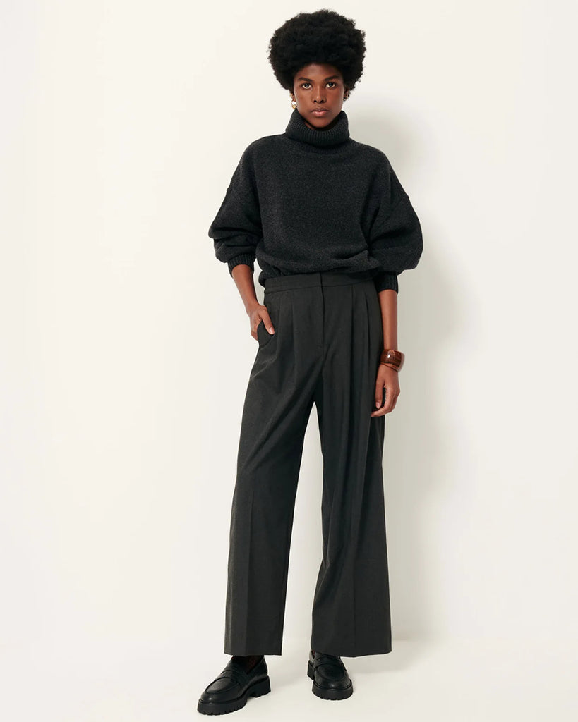 Klasyczny, luźny sweter Niko Carbonella w ciemnoszarym kolorze z golfem. Ma długie rękawy i obniżone ramiona. Wykonany z dzianiny z mieszanką wełny merino i kaszmiru. Zestaw go z klasycznymi spodniami lub spódnicą, aby stworzyć idealny jesienny look.