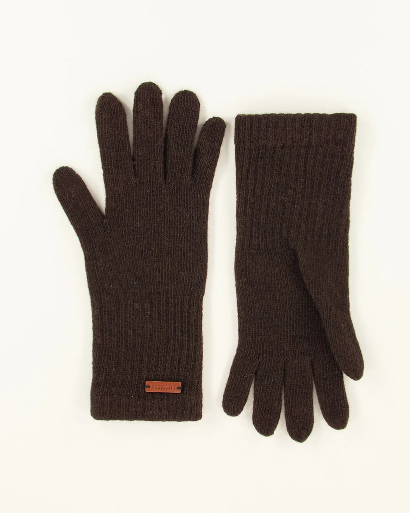 Brązowe, ciepłe rękawiczki Niels Sand marki Sessun. U dołu mają naszywkę z logo marki. Wykonane z wełny pochodzącej z recyklingu.&nbsp;