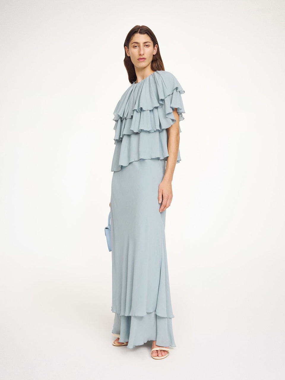 Luźny, błękitny top Nina Arona Blue By Malene Birger z okrągłym dekoltem i wiązaniem z tyłu. Składa się z kilku, półprzezroczystych warstw. Pierwsza falbana opada na ramiona, tworząc efekt 'rękawa skrzydełka'. Wykonany z wiskozy.&nbsp;

-Luźny, swobodny fason

-Bez rękawów&nbsp;

-Zamów w swoim standardowym rozmiarze&nbsp;