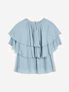 Luźny, błękitny top Nina Arona Blue By Malene Birger z okrągłym dekoltem i wiązaniem z tyłu. Składa się z kilku, półprzezroczystych warstw. Pierwsza falbana opada na ramiona, tworząc efekt 'rękawa skrzydełka'. Wykonany z wiskozy.&nbsp;

-Luźny, swobodny fason

-Bez rękawów&nbsp;

-Zamów w swoim standardowym rozmiarze&nbsp;