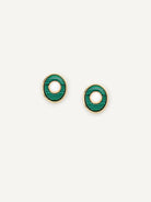 Owalne kolczyki Noor Studs marki Olive&amp;Piper w złotej oprawie, z geometrycznym wzorem z zielonym malachitem i masą perłową. Zapinane na sztyft.

Hipoalergiczne. Bez niklu.

Kolczyki nie podlegają zwrotowi ani wymianie ze względów higienicznych.