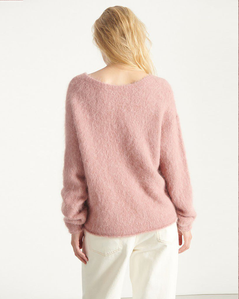 Lekki, miękki sweter Nuny Make Up marki American Vintage z długim rękawem i dekoltem w kształcie litery U. Sweter ma luźny krój. Wykonany z dzianiny z alpaką. Noś go samodzielnie lub na dopasowany top do jeansów lub spódnicy.&nbsp;
