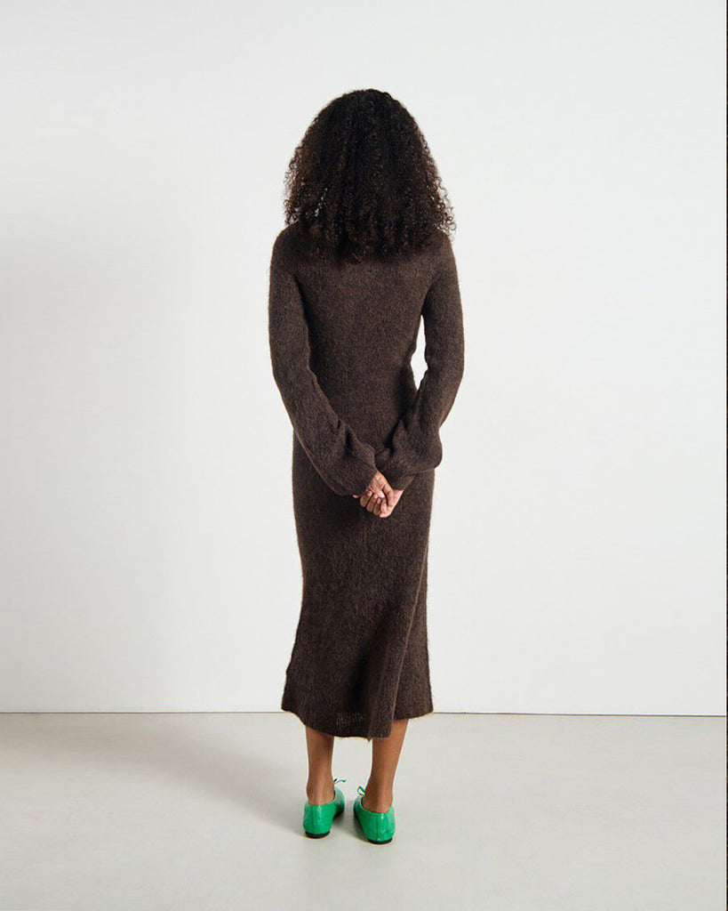 Długa, lekka sukienka NEN14 Nenybay Root marki American Vintage z długimi, rozszerzanymi rękawami i dekoltem w kształcie litery U. Ma dopasowany, lekko rozkloszowany u dołu krój i długość maxi, do połowy łydki. Wykonana z puszystej dzianiny z alpaką. Jest to ponadczasowy model, idealny zarówno na co dzień, jak i bardziej formalne okazje.&nbsp;