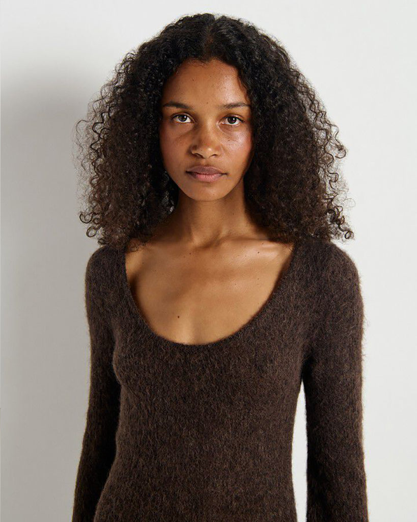 Długa, lekka sukienka NEN14 Nenybay Root marki American Vintage z długimi, rozszerzanymi rękawami i dekoltem w kształcie litery U. Ma dopasowany, lekko rozkloszowany u dołu krój i długość maxi, do połowy łydki. Wykonana z puszystej dzianiny z alpaką. Jest to ponadczasowy model, idealny zarówno na co dzień, jak i bardziej formalne okazje.&nbsp;