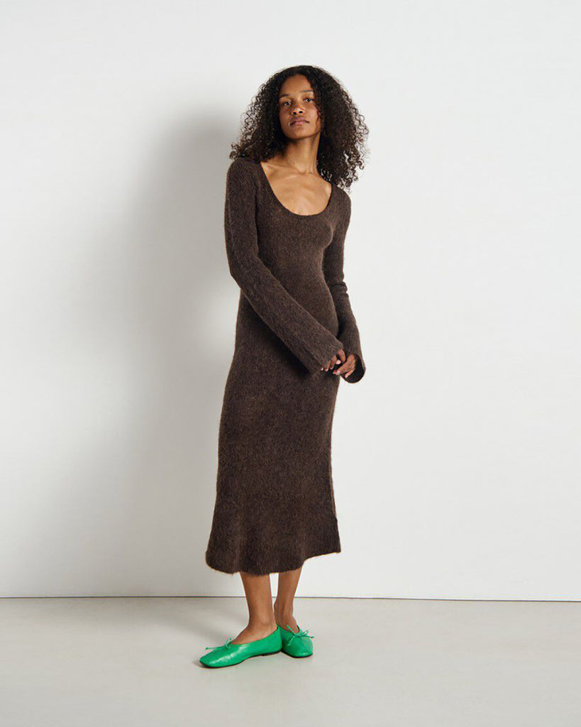 Długa, lekka sukienka NEN14 Nenybay Root marki American Vintage z długimi, rozszerzanymi rękawami i dekoltem w kształcie litery U. Ma dopasowany, lekko rozkloszowany u dołu krój i długość maxi, do połowy łydki. Wykonana z puszystej dzianiny z alpaką. Jest to ponadczasowy model, idealny zarówno na co dzień, jak i bardziej formalne okazje.&nbsp;