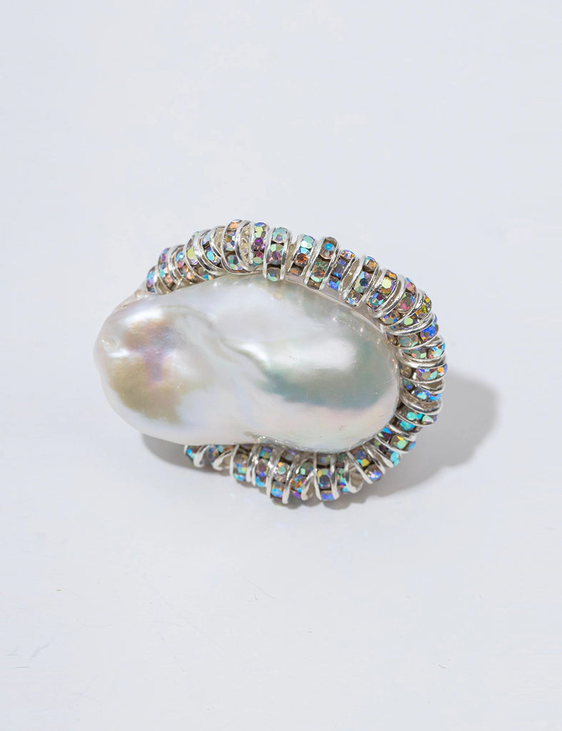 Oversizowy, efektowny, srebrny pierścionek BAROQUE DIAMOND RING PEARL OCTOPUSS.Y z dużą, naturalną perłą o nieregularnym kształcie i z okrągłymi koralikami z połyskującymi kryształami.