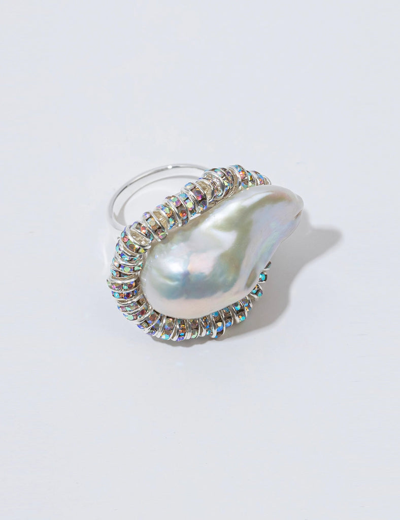 Oversizowy, efektowny, srebrny pierścionek BAROQUE DIAMOND RING PEARL OCTOPUSS.Y z dużą, naturalną perłą o nieregularnym kształcie i z okrągłymi koralikami z połyskującymi kryształami.