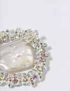 Efektowna, duża broszka MINI PARIS PEARL OCTOPUSS.Y z naturalną perłą w centrum otoczoną połyskującymi koralikami wysadzanymi szklanymi kryształami.