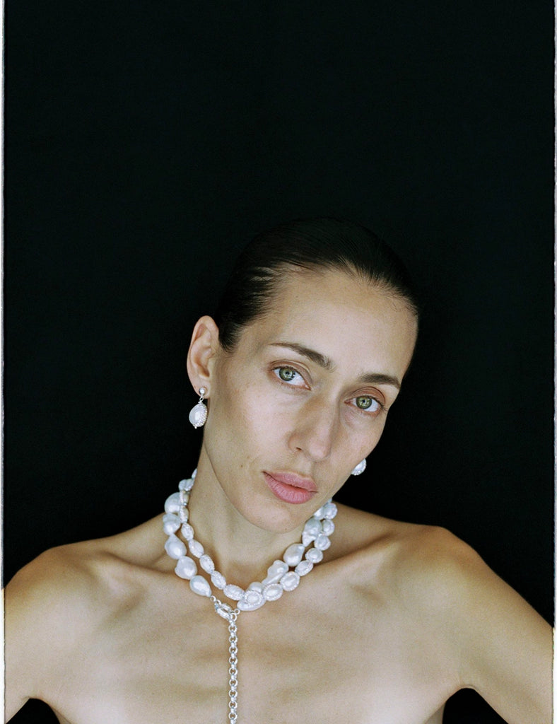 Efektowny, krótki naszyjnik choker PEARL DROP PEARL OCTOPUSS.Y. wykonany z dużych, naturalnych pereł hodowlanych otoczonych niesamowicie połyskującymi, kolorowymi kryształami