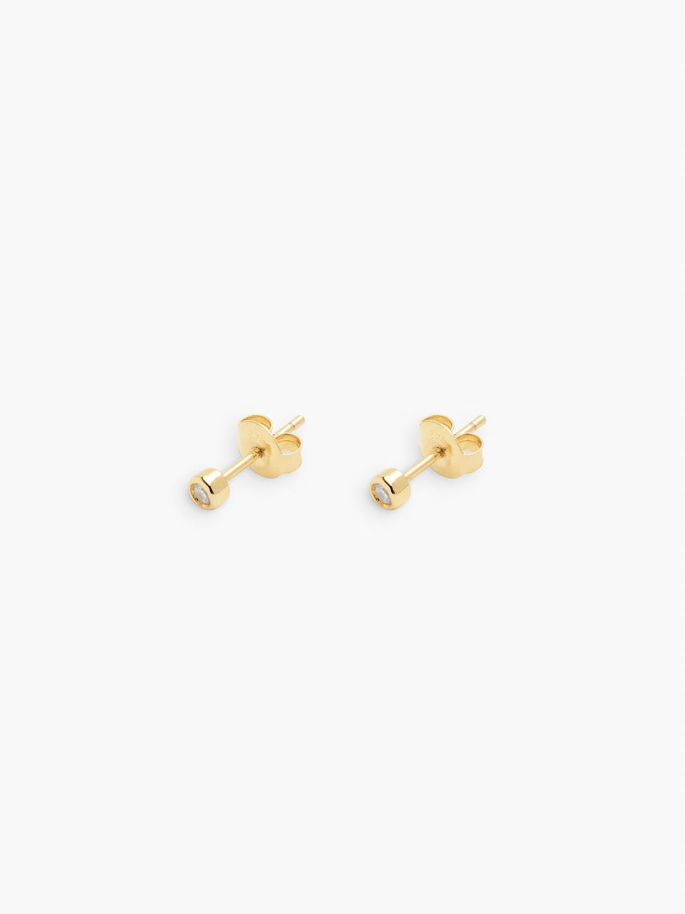 Proste, małe kolczyki 12130 RAGBAG Oda Studs Gold z lśniącym, białym cyrkonem o szlifie brylantowym. Zapinane na sztyft.&nbsp;

Bez niklu.

Kolczyki nie podlegają zwrotowi ani wymianie ze względów higienicznych.