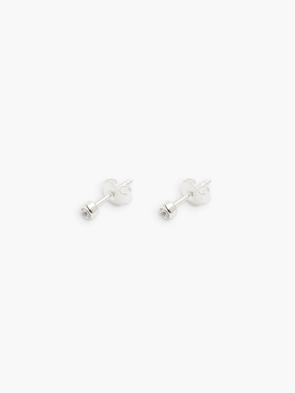 Proste, małe kolczyki 12130 RAGBAG Oda Studs Silver z lśniącym, białym cyrkonem o szlifie brylantowym. Zapinane na sztyft.&nbsp;

Bez niklu.

Kolczyki nie podlegają zwrotowi ani wymianie ze względów higienicznych