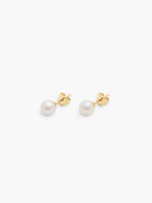 Delikatne, minimalistyczne kolczyki 12054 RAGBAG Olga Studs Gold ze srebra próby 925 z perłami słodkowodnymi. Zapinane na sztyft.

Bez niklu.

Kolczyki nie podlegają zwrotowi ani wymianie ze względów higienicznych.