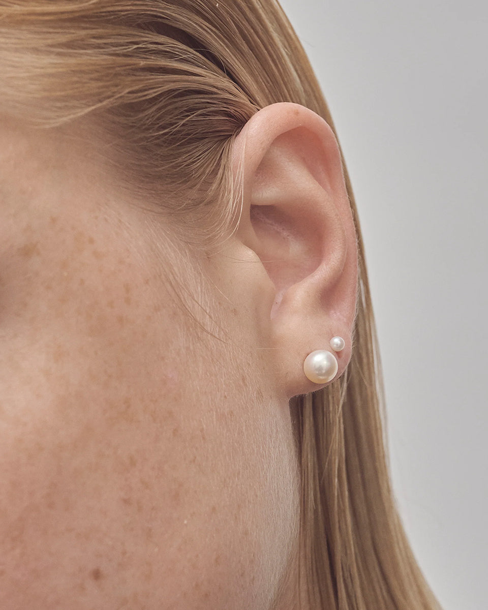 Delikatne, minimalistyczne kolczyki 12054 RAGBAG Olga Studs Gold ze srebra próby 925 z perłami słodkowodnymi. Zapinane na sztyft.

Bez niklu.

Kolczyki nie podlegają zwrotowi ani wymianie ze względów higienicznych.