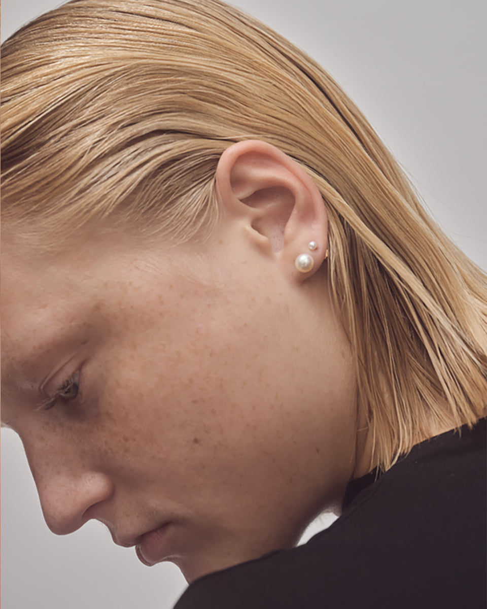 Delikatne, minimalistyczne kolczyki 12054 RAGBAG Olga Studs Gold ze srebra próby 925 z perłami słodkowodnymi. Zapinane na sztyft.

Bez niklu.

Kolczyki nie podlegają zwrotowi ani wymianie ze względów higienicznych.