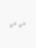 Delikatne, minimalistyczne kolczyki 12054 RAGBAG Olga Studs Silver ze srebra próby 925 z perłami słodkowodnymi. Zapinane na sztyft.

Bez niklu.

Kolczyki nie podlegają zwrotowi ani wymianie ze względów higienicznych.