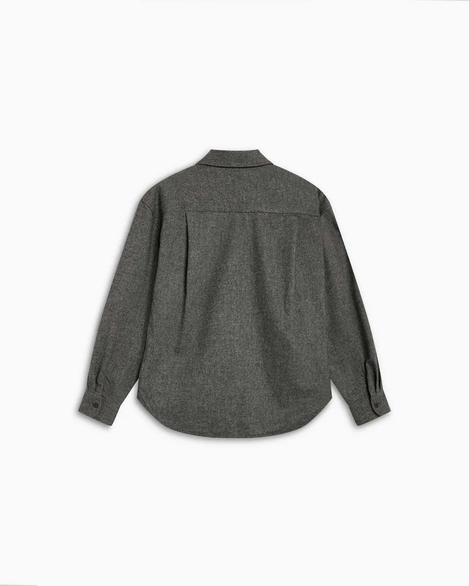 Szara koszula TNS Opal Mid Grey z klasycznym zapięciem na guziki, długimi rękawami z mankietami oraz naszywaną kieszenią na piersi, ozdobioną haftowanym logo marki. To ponadczasowy element garderoby łączący swobodny krój z elegancją odpowiednią na co dzień. Wykonana z wysokiej jakości mieszanki wełny o miękkim, ciepłym wykończeniu. To doskonała propozycja na chłodniejsze dni.

-Klasyczny krój

-Miękka mieszanka z wełną

-Starannie uszyta w Portugalii