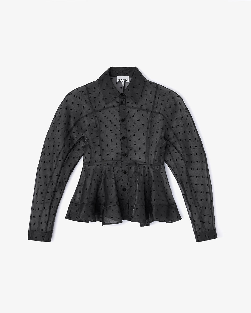 Efektowna koszula Organza Peplum Black marki GANNI z widocznym odcięciem w talii i mocno rozkloszowanym dołem. Posiada tradycyjny kołnierzyk i długie, proste rękawy zakończone mankietami. Zapinana z przodu na guziki. Prześwitujący materiał zdobiony jest klasycznym wzorem polka dots.&nbsp;

-Efekt baskinki

-Wzór polka dots

-Zamów w swoim standardowym rozmiarze