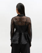 Efektowna koszula Organza Peplum Black marki GANNI z widocznym odcięciem w talii i mocno rozkloszowanym dołem. Posiada tradycyjny kołnierzyk i długie, proste rękawy zakończone mankietami. Zapinana z przodu na guziki. Prześwitujący materiał zdobiony jest klasycznym wzorem polka dots.&nbsp;

-Efekt baskinki

-Wzór polka dots

-Zamów w swoim standardowym rozmiarze
