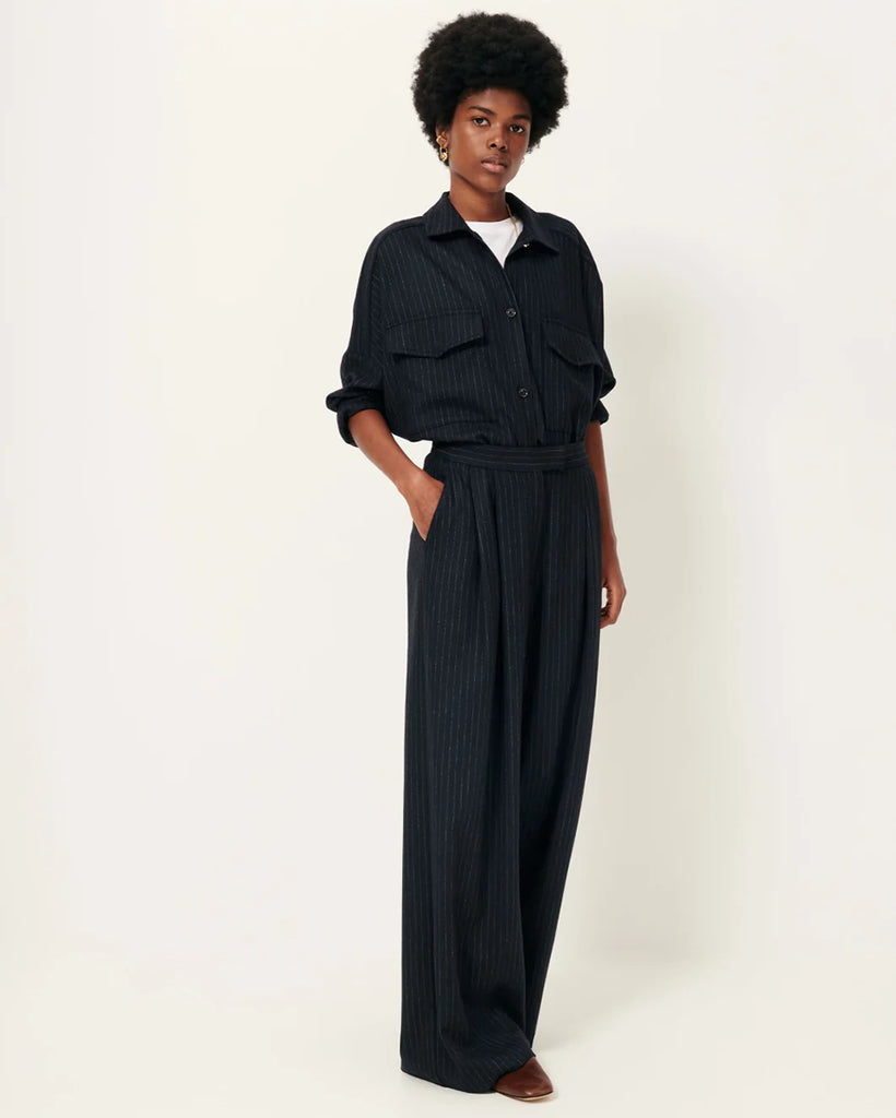 Luźne, materiałowe spodnie Orozco Navysand w paski, z wysokim stanem i przedłużeniem w talii z wewnętrznym zapięciem na haftki. Posiadają kieszenie ukośne i kieszenie z patką z tyłu, jedna zapinana na guzik. Noś je z ulubionym t-shirtem na codzień lub z koszulą, aby stworzyć bardziej elegancki look.