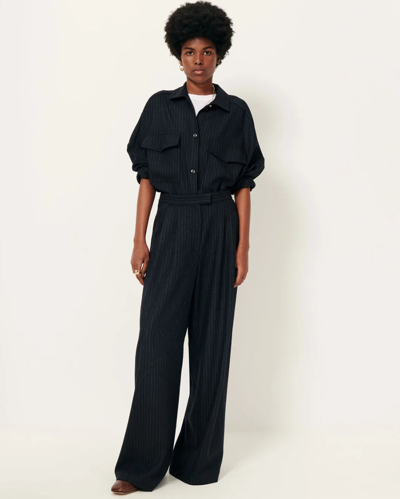 Luźne, materiałowe spodnie Orozco Navysand w paski, z wysokim stanem i przedłużeniem w talii z wewnętrznym zapięciem na haftki. Posiadają kieszenie ukośne i kieszenie z patką z tyłu, jedna zapinana na guzik. Noś je z ulubionym t-shirtem na codzień lub z koszulą, aby stworzyć bardziej elegancki look.