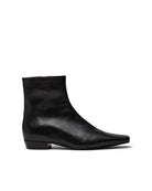 Eleganckie, czarne botki PAisla Black o minimalistycznym i nowoczesnym designie. Mają gładką cholewkę sięgającą ponad kostkę, z dyskretnym zamkiem błyskawicznym umieszczonym z boku. Ich najbardziej charakterystycznym elementem jest wyraźnie zarysowany, kwadratowy nosek, który nadaje całości geometrycznego, modnego charakteru. Mają niski, płaski obcas.&nbsp;

-Rozmiarówka jest standardowa. Zamów buty w rozmiarze, który zazwyczaj nosisz.