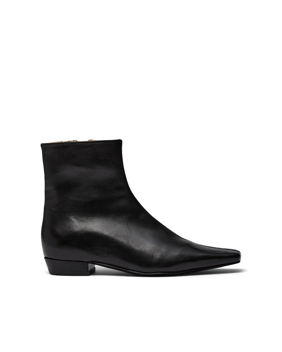 Eleganckie, czarne botki PAisla Black o minimalistycznym i nowoczesnym designie. Mają gładką cholewkę sięgającą ponad kostkę, z dyskretnym zamkiem błyskawicznym umieszczonym z boku. Ich najbardziej charakterystycznym elementem jest wyraźnie zarysowany, kwadratowy nosek, który nadaje całości geometrycznego, modnego charakteru. Mają niski, płaski obcas.&nbsp;

-Rozmiarówka jest standardowa. Zamów buty w rozmiarze, który zazwyczaj nosisz.