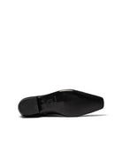 Eleganckie, czarne botki PAisla Black o minimalistycznym i nowoczesnym designie. Mają gładką cholewkę sięgającą ponad kostkę, z dyskretnym zamkiem błyskawicznym umieszczonym z boku. Ich najbardziej charakterystycznym elementem jest wyraźnie zarysowany, kwadratowy nosek, który nadaje całości geometrycznego, modnego charakteru. Mają niski, płaski obcas.&nbsp;

-Rozmiarówka jest standardowa. Zamów buty w rozmiarze, który zazwyczaj nosisz.